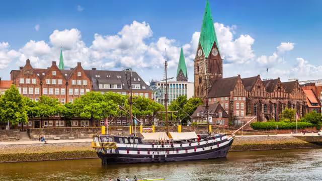 Schiff auf der Weser in Bremen
