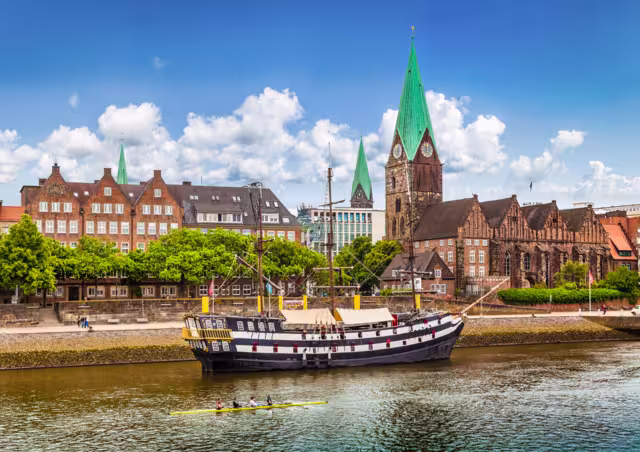 Schiff auf der Weser in Bremen