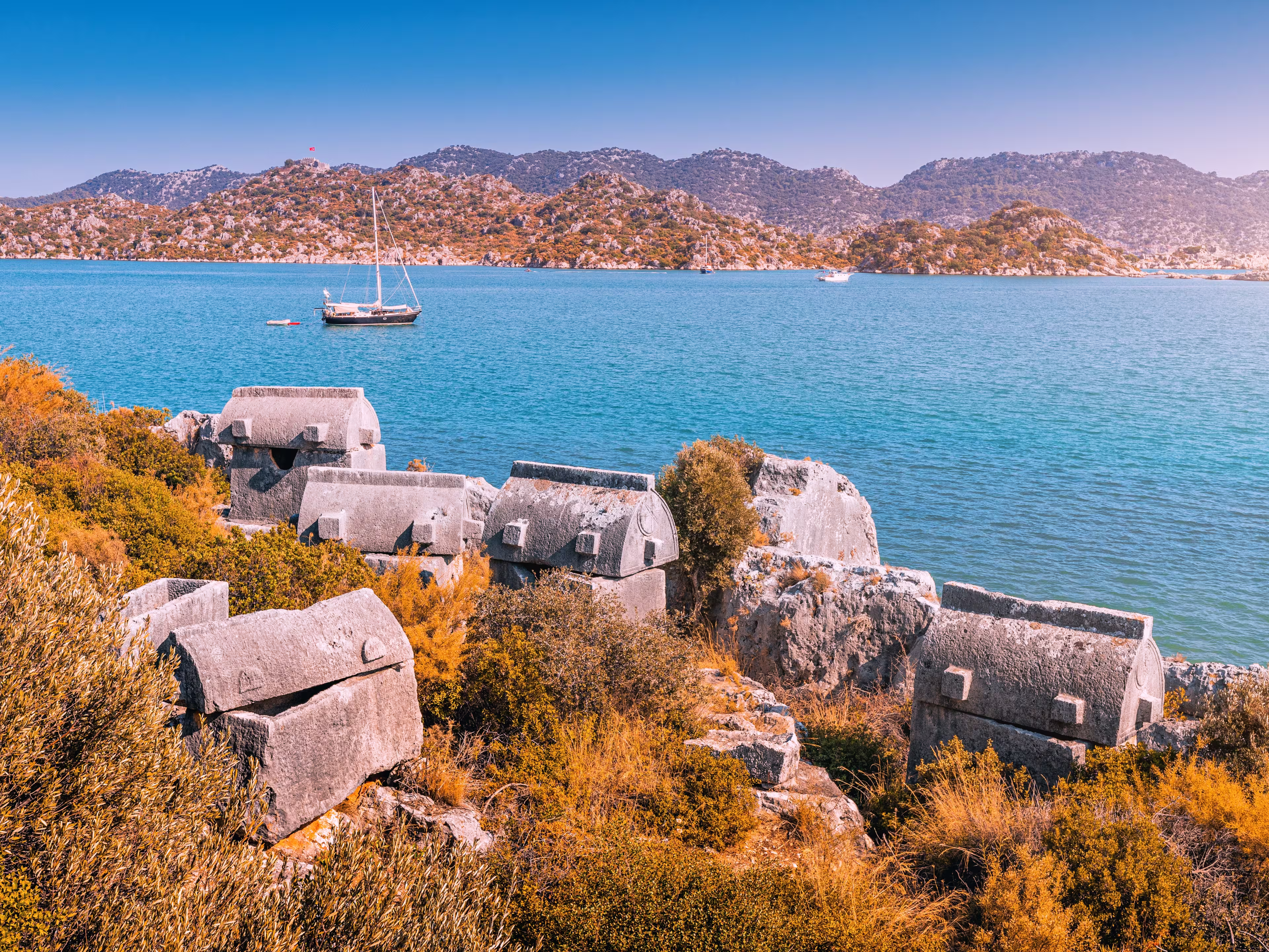 Antike Gräber an der Küste von Kekova