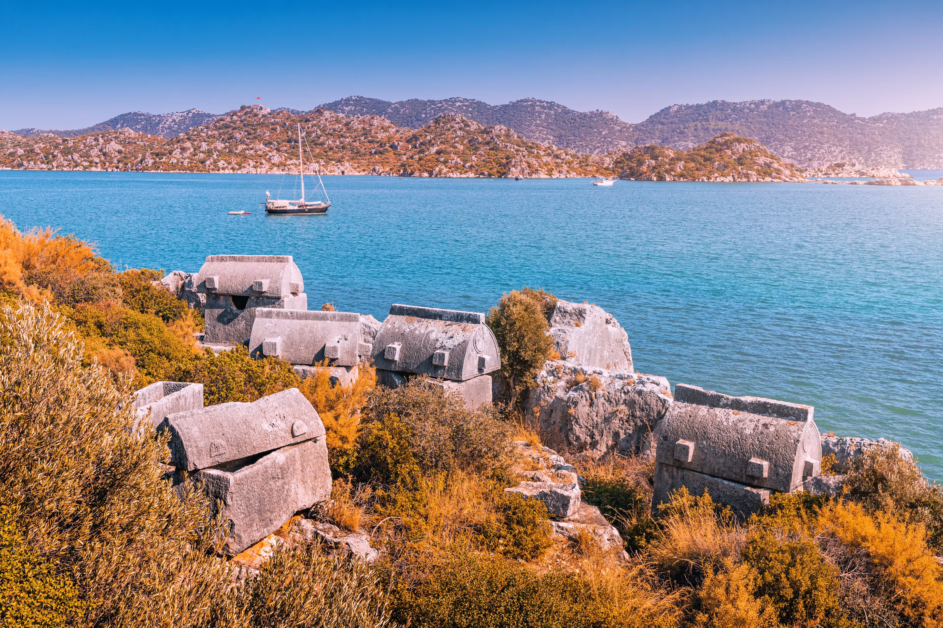 Antike Gräber an der Küste von Kekova