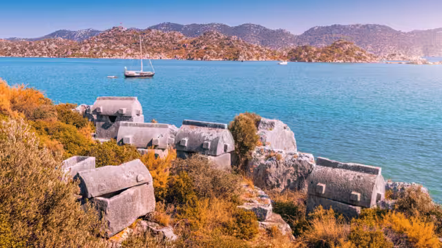 Antike Gräber an der Küste von Kekova