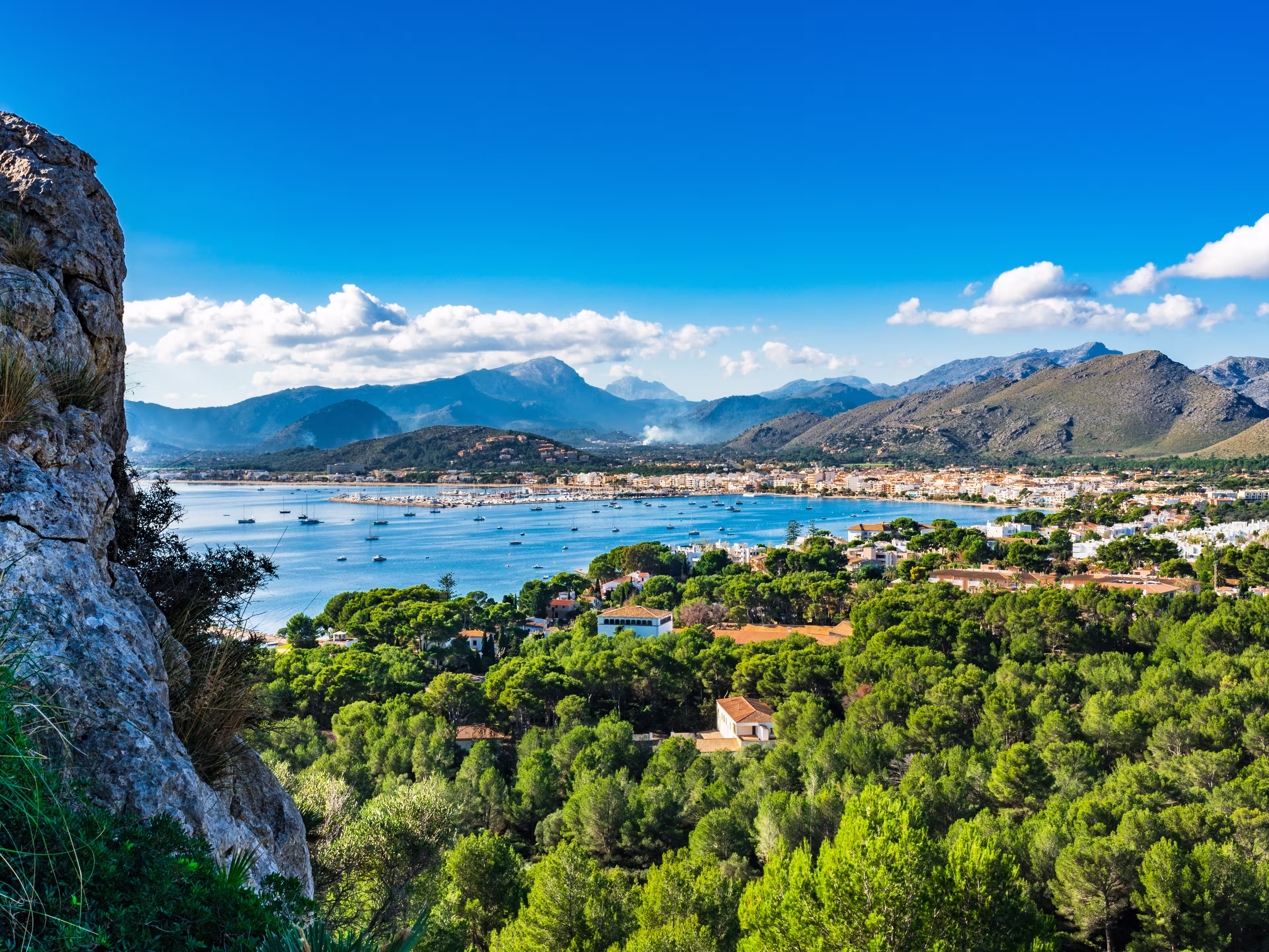Blick auf die Bucht von Port de Pollenca auf Mallorca