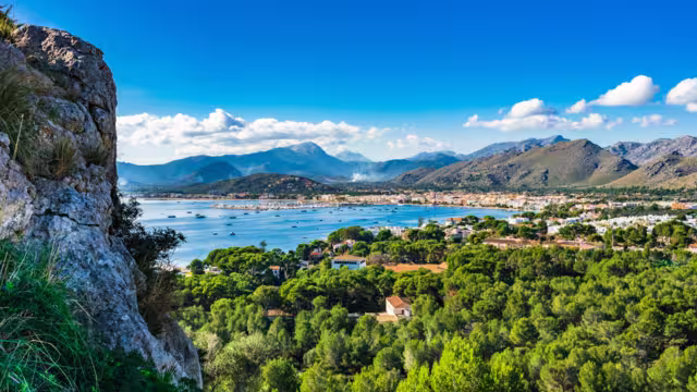 Blick auf die Bucht von Port de Pollenca auf Mallorca