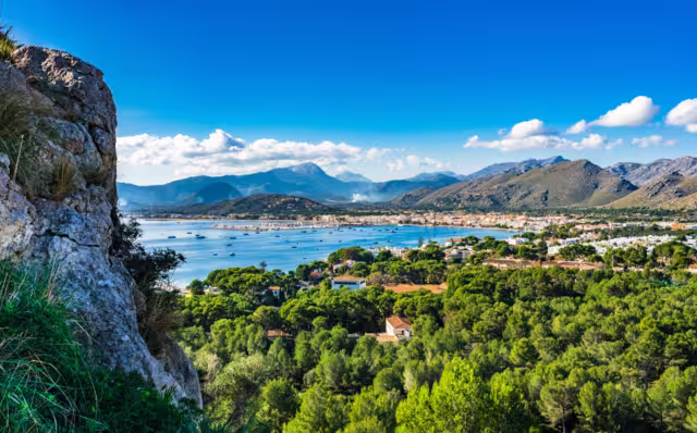 Blick auf die Bucht von Port de Pollenca auf Mallorca