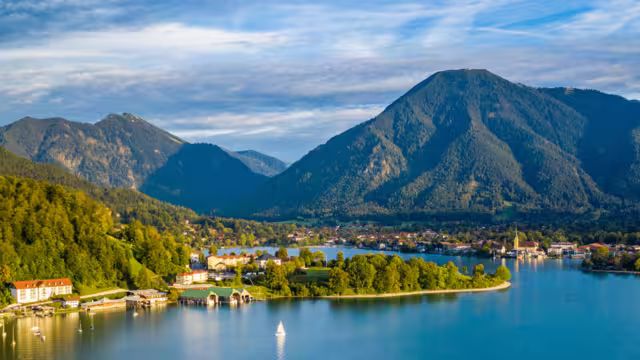 Blick auf den Tegernsee und die Berge