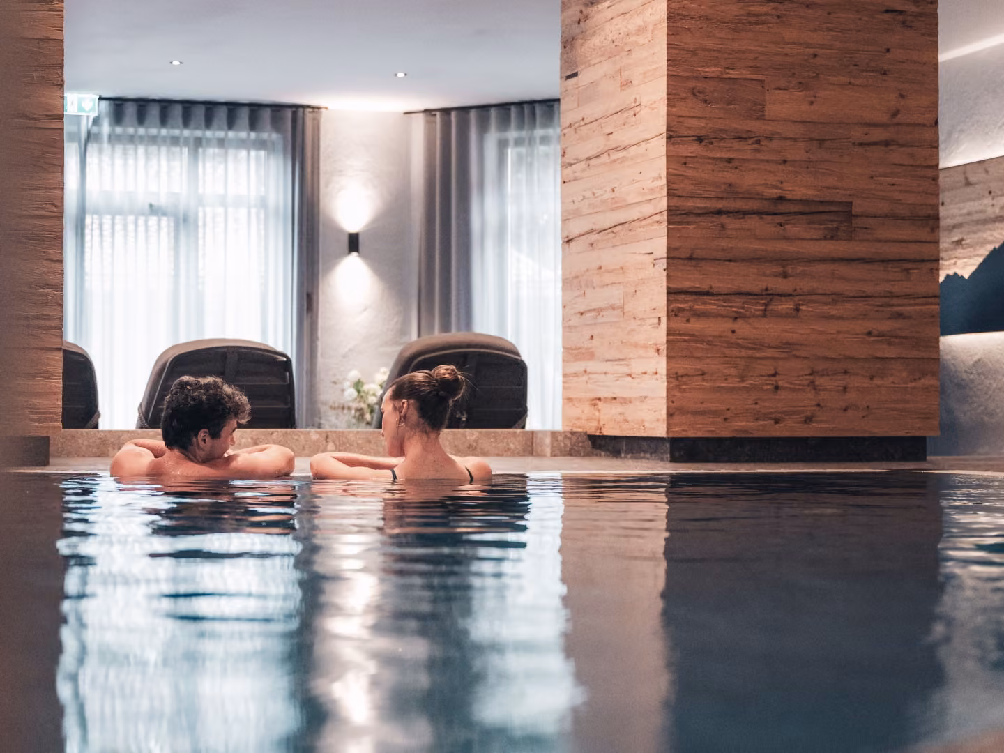 Paar im Hotelpool