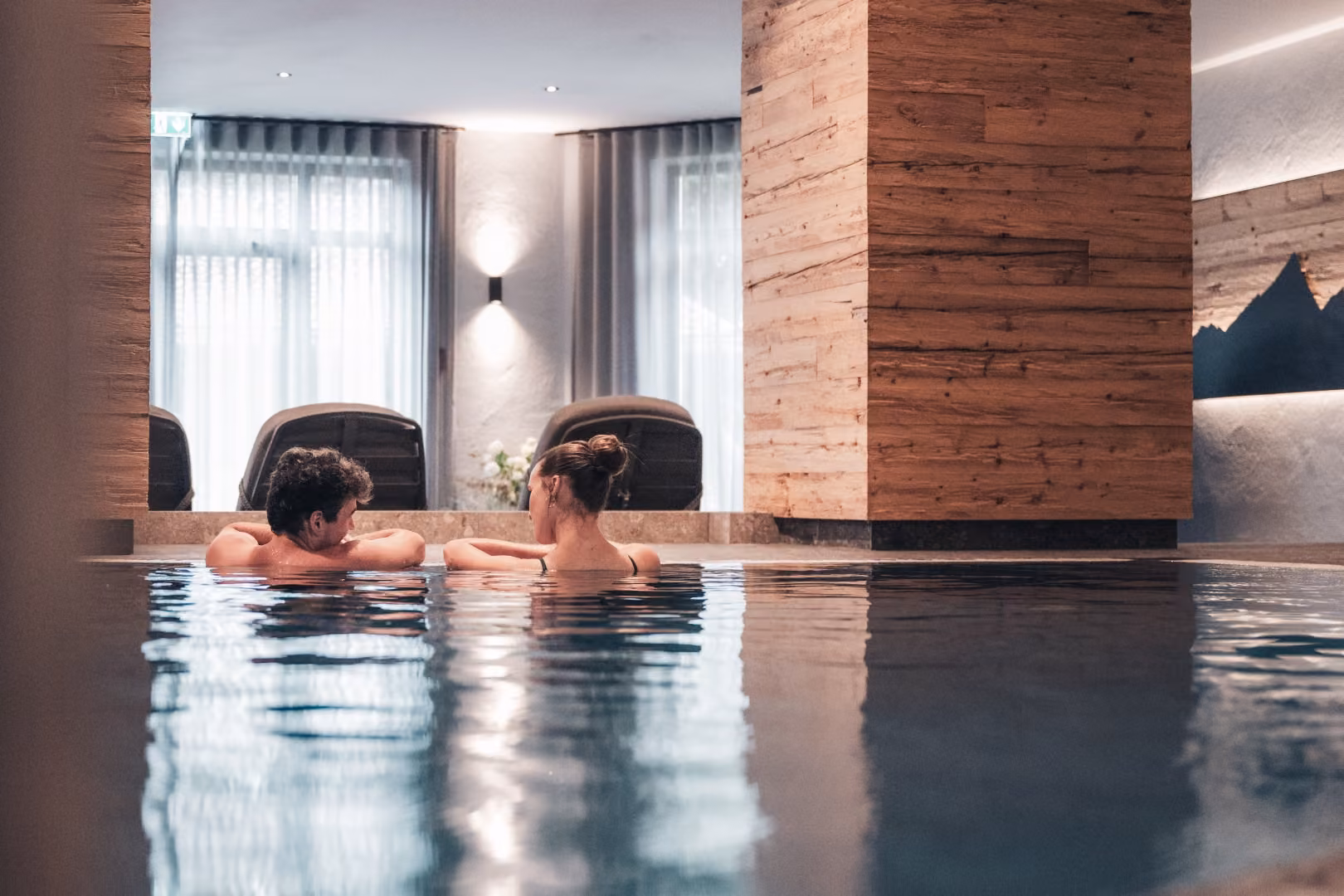 Paar im Hotelpool