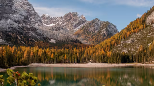 Pragser Wildsee (italienisch Lago di Braies) ist ein Bergsee im Pragser Tal in der Südtiroler Gemeinde Prags