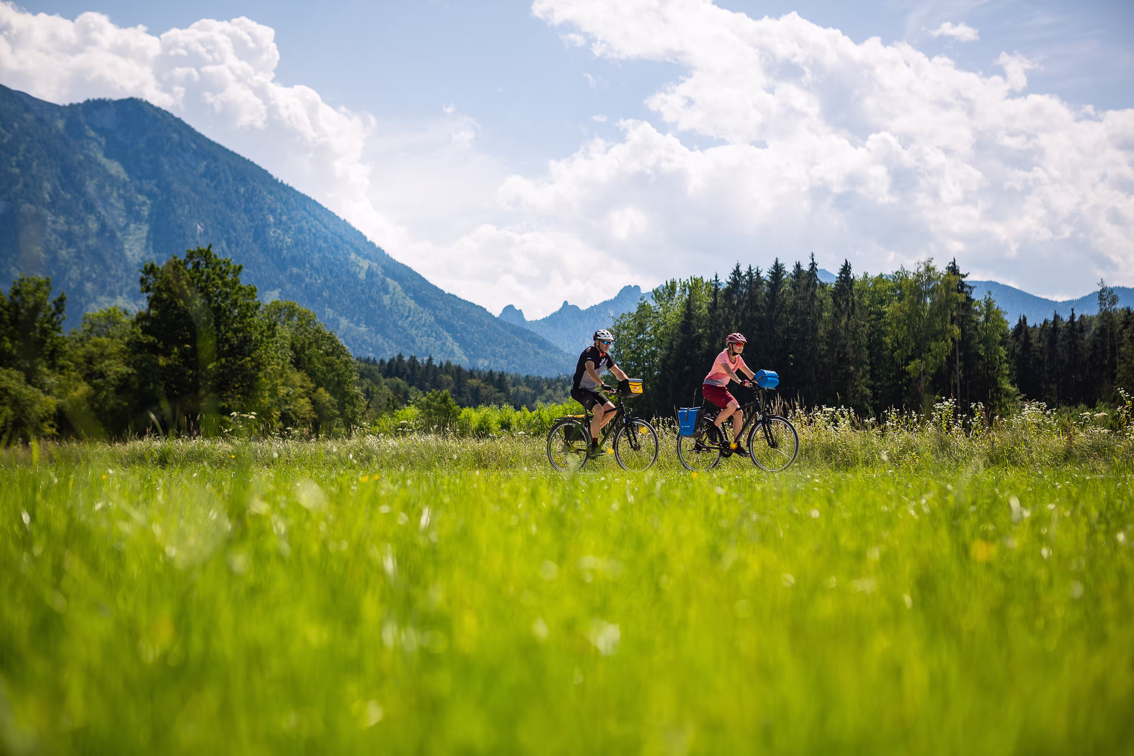 Radfahrer am Alpe-Adria-Radweg mit Bergpanorama