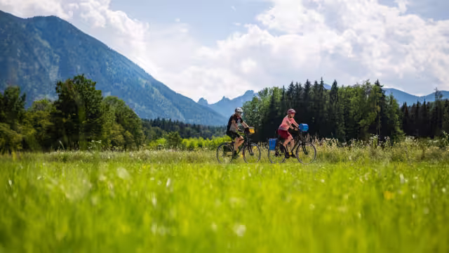 Radfahrer am Alpe-Adria-Radweg mit Bergpanorama