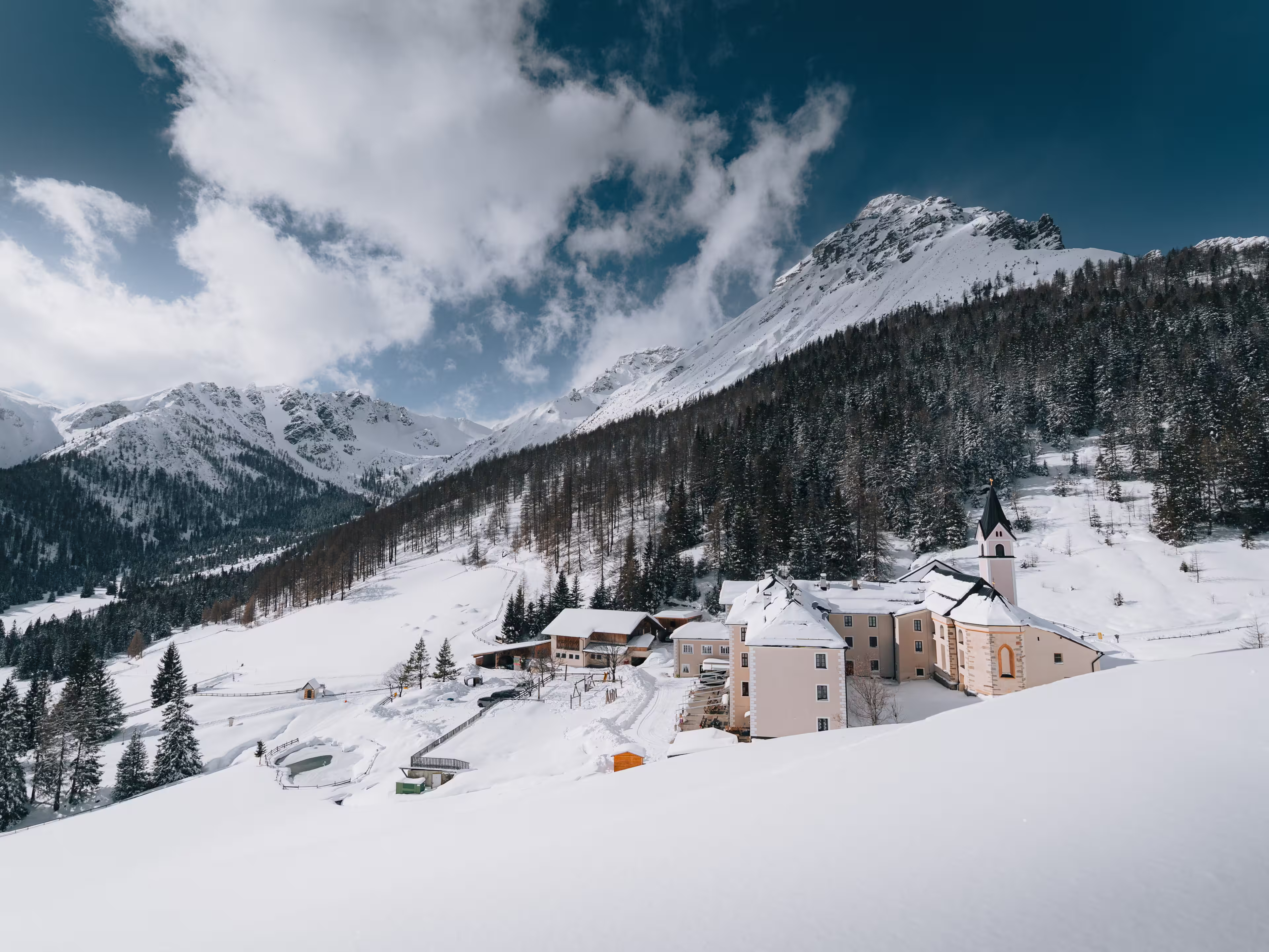 Maria Waldrast im Winter, Winterlandschaft, verschneite Berge und Bäume, Wahlfahrtskloster, Brunnen, Berge und Bäume sind mit Schnee bedeckt, 
Maria Waldrast, Wipptal, winter
Winterlandschaft Maria Waldrast
TVB Wipptal, Tirol, Österreich, im Winter Februar 2024, Fotograf Johannes Bitter