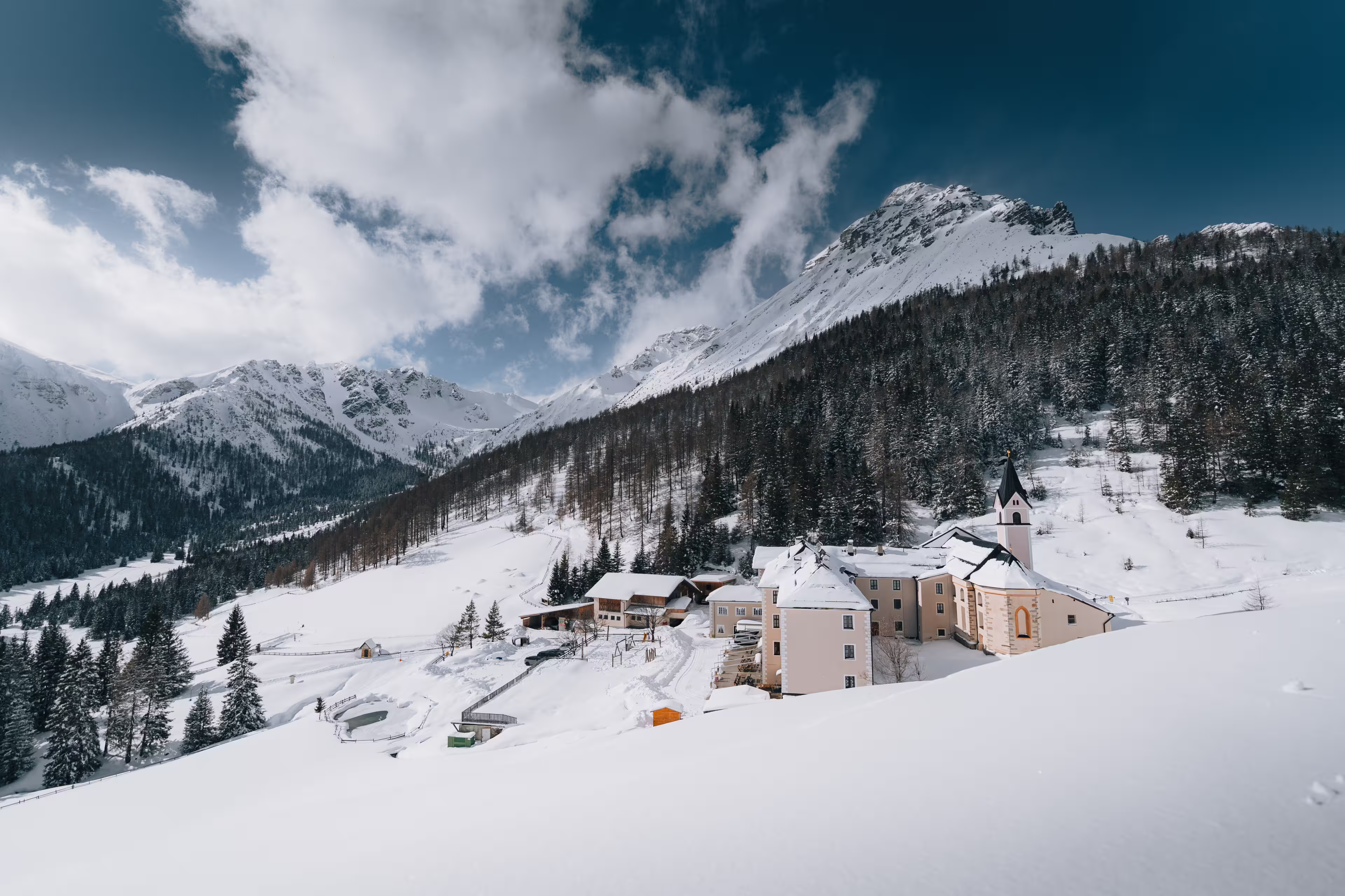 Maria Waldrast im Winter, Winterlandschaft, verschneite Berge und Bäume, Wahlfahrtskloster, Brunnen, Berge und Bäume sind mit Schnee bedeckt,
Maria Waldrast, Wipptal, winter
Winterlandschaft Maria Waldrast
TVB Wipptal, Tirol, Österreich, im Winter Februar 2024, Fotograf Johannes Bitter