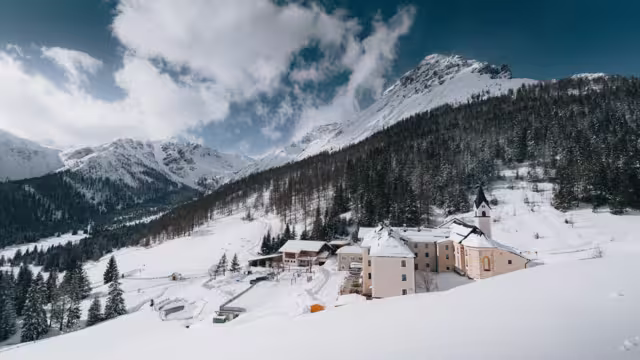 Maria Waldrast im Winter, Winterlandschaft, verschneite Berge und Bäume, Wahlfahrtskloster, Brunnen, Berge und Bäume sind mit Schnee bedeckt, 
Maria Waldrast, Wipptal, winter
Winterlandschaft Maria Waldrast
TVB Wipptal, Tirol, Österreich, im Winter Februar 2024, Fotograf Johannes Bitter