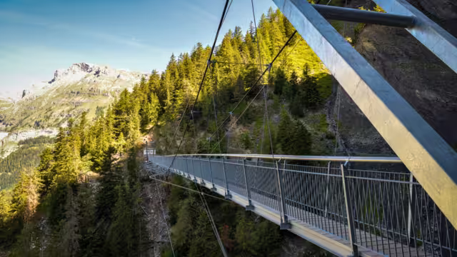 Hängebrücke auf der Wanderung Bisse du Ro am Wildstubel
