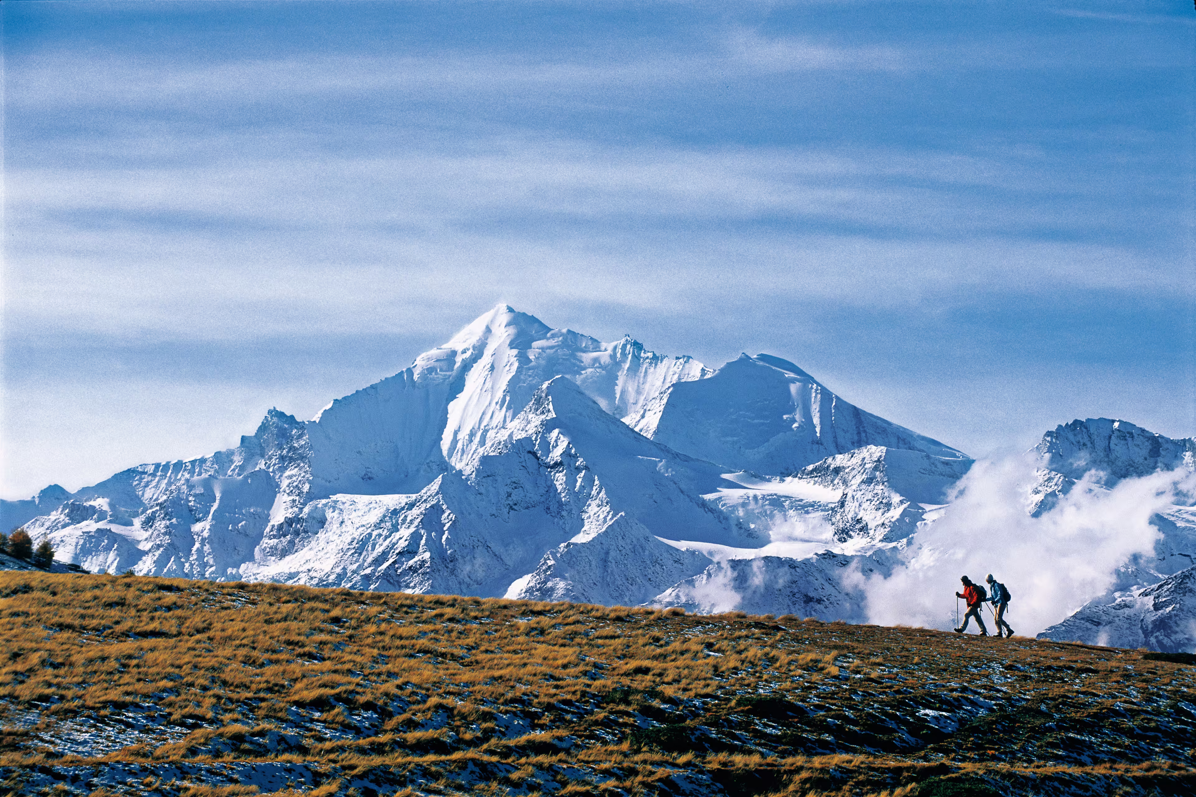 Aletsch Panoramaweg Wandern mit Bergkulisse