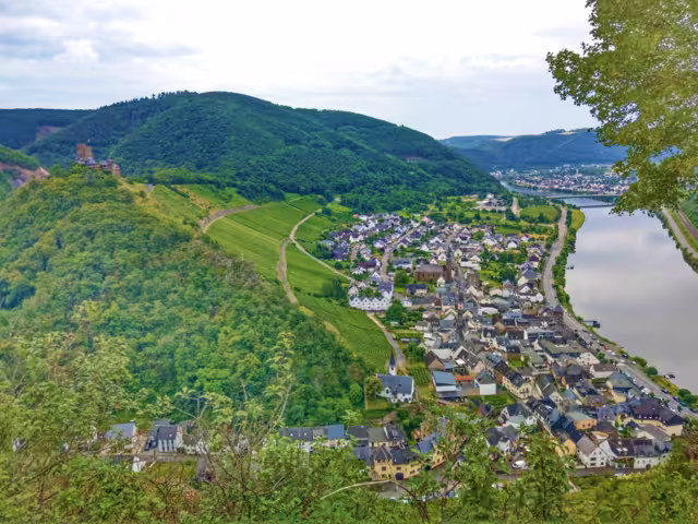 Mosel Fluss und Burg Thurant