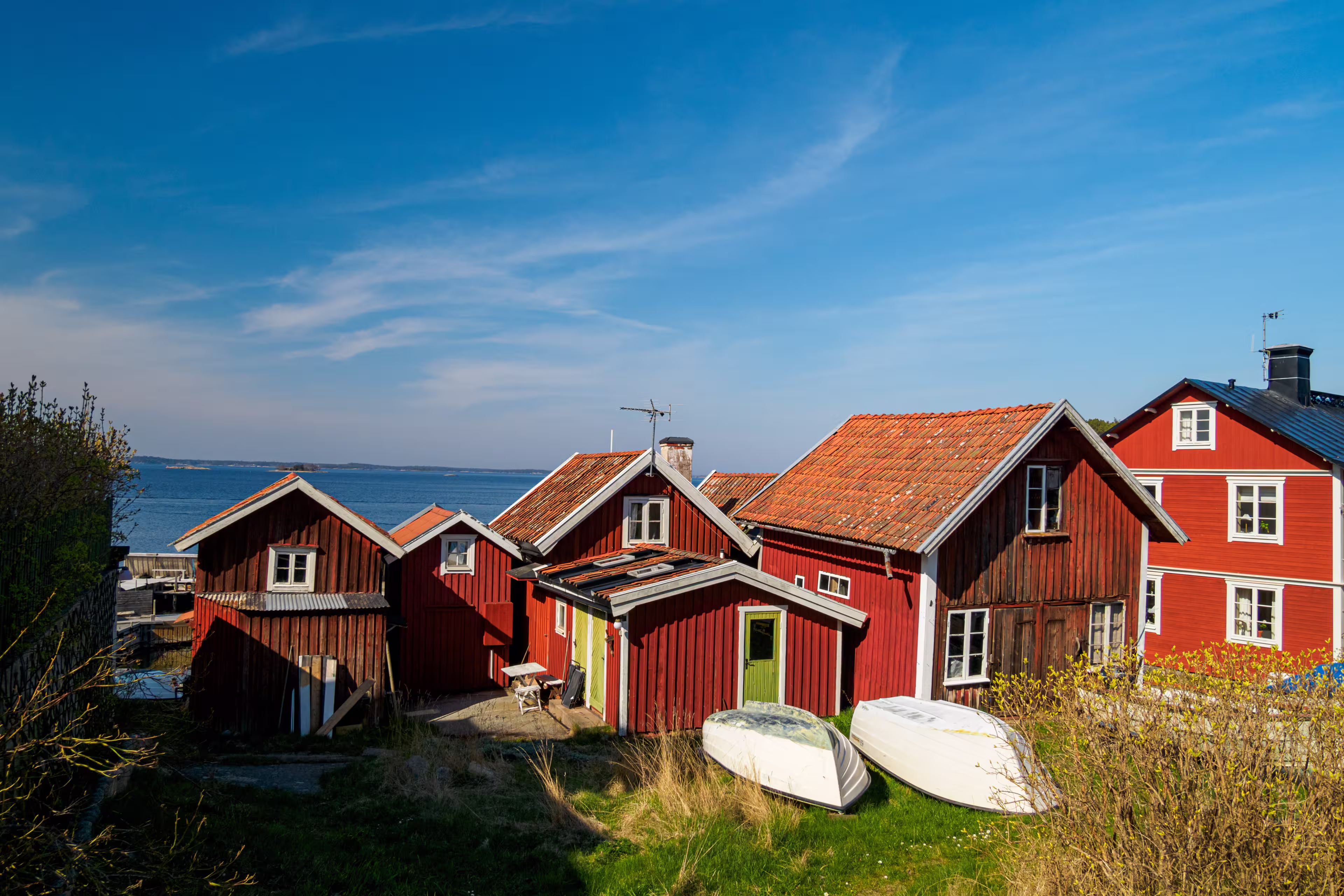 Typische rote Häuser auf der Insel Sandhamn