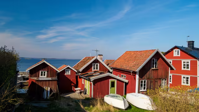 Typische rote Häuser auf der Insel Sandhamn