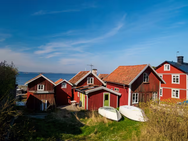 Typische rote Häuser auf der Insel Sandhamn