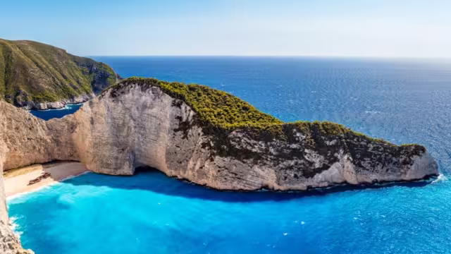 Navagio shipwreck beach în Zakynthos, Greece. Ionian sea panorama