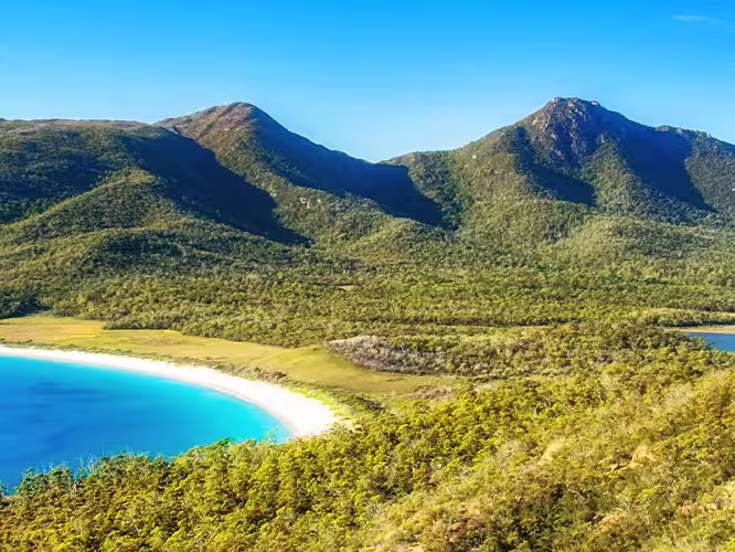 Clear views of Wineglass Bay on a sunny day, Freycinet NP, AU