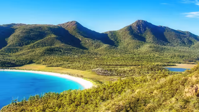 Clear views of Wineglass Bay on a sunny day, Freycinet NP, AU