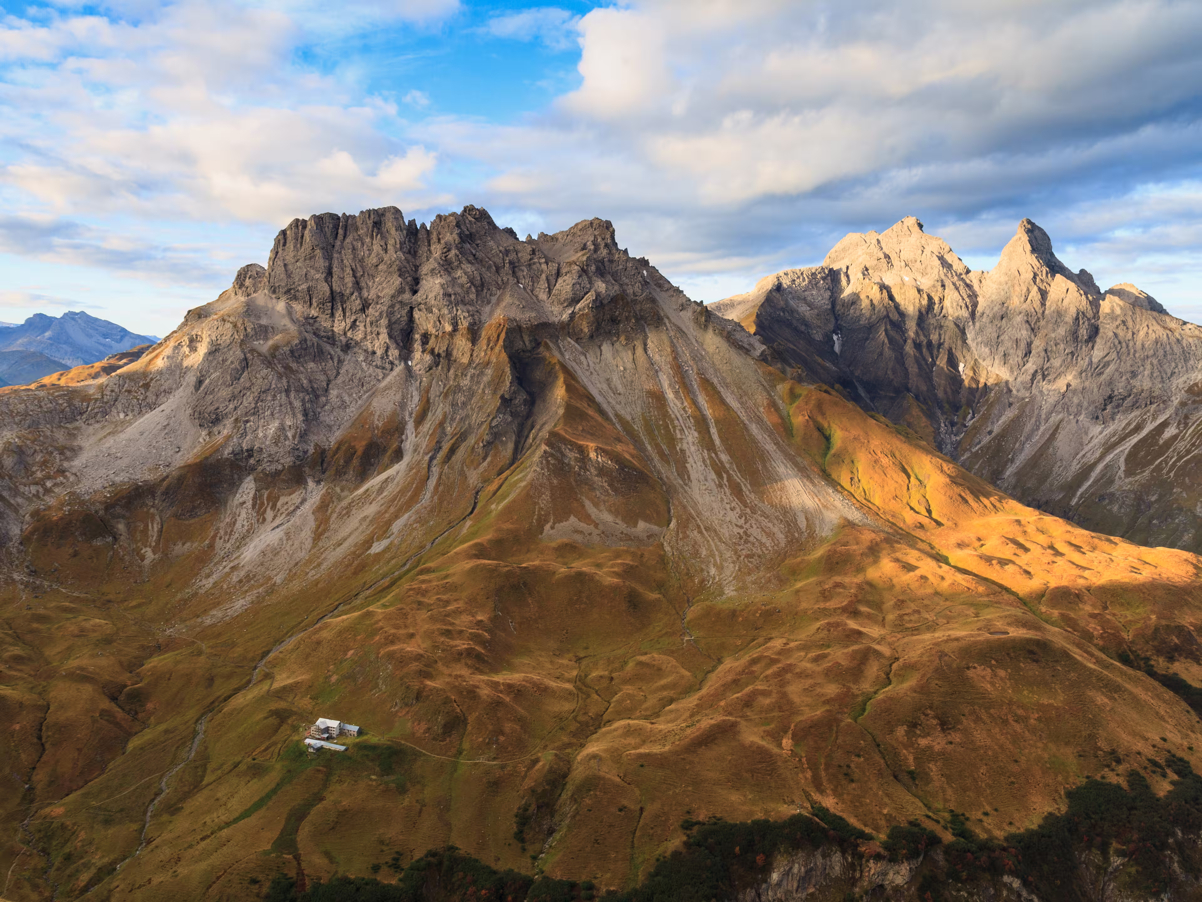 Autumn mood in the Allgäu Alps with view to the Kemptner Hütte (hut)