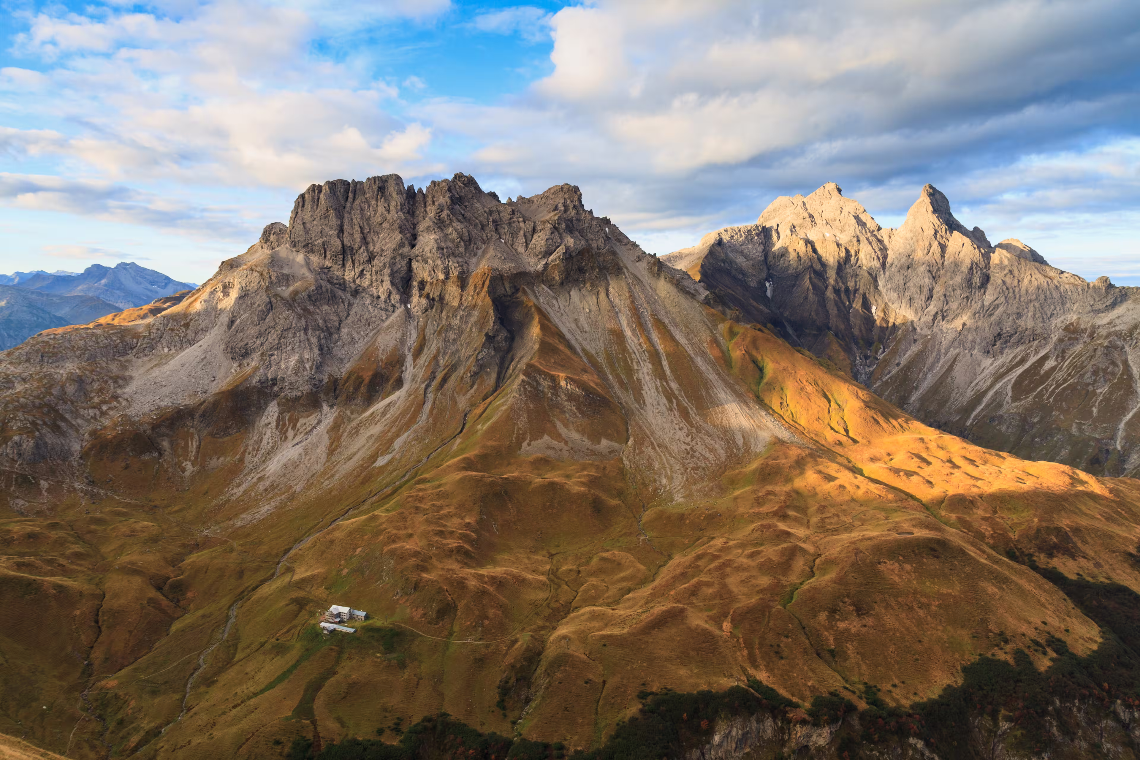 Autumn mood in the Allgäu Alps with view to the Kemptner Hütte (hut)