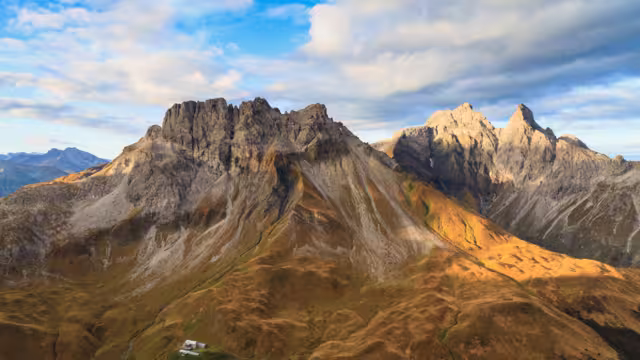 Autumn mood in the Allgäu Alps with view to the Kemptner Hütte (hut)
