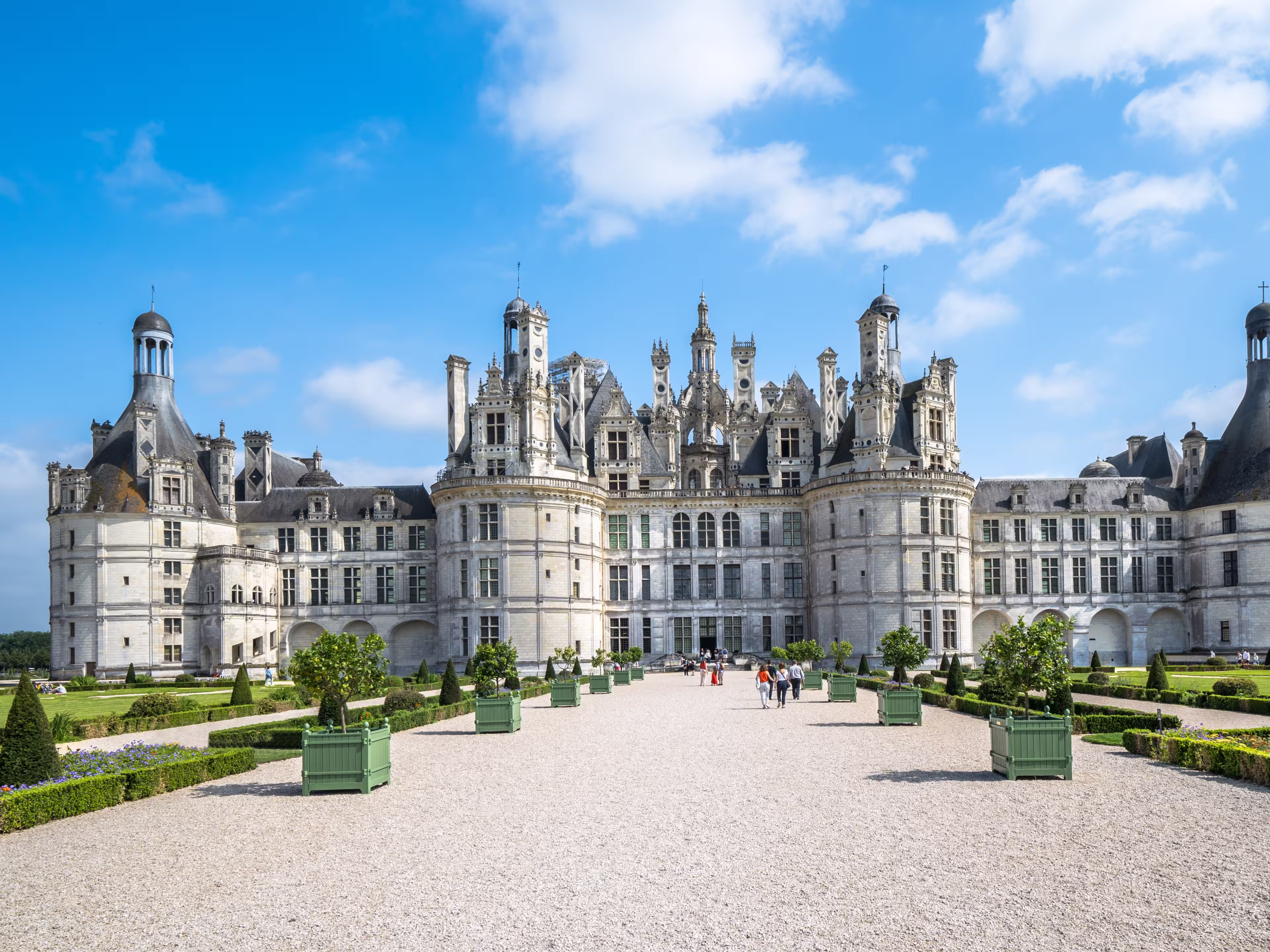 Famous medieval castle Ch창teau de Chambord, France
