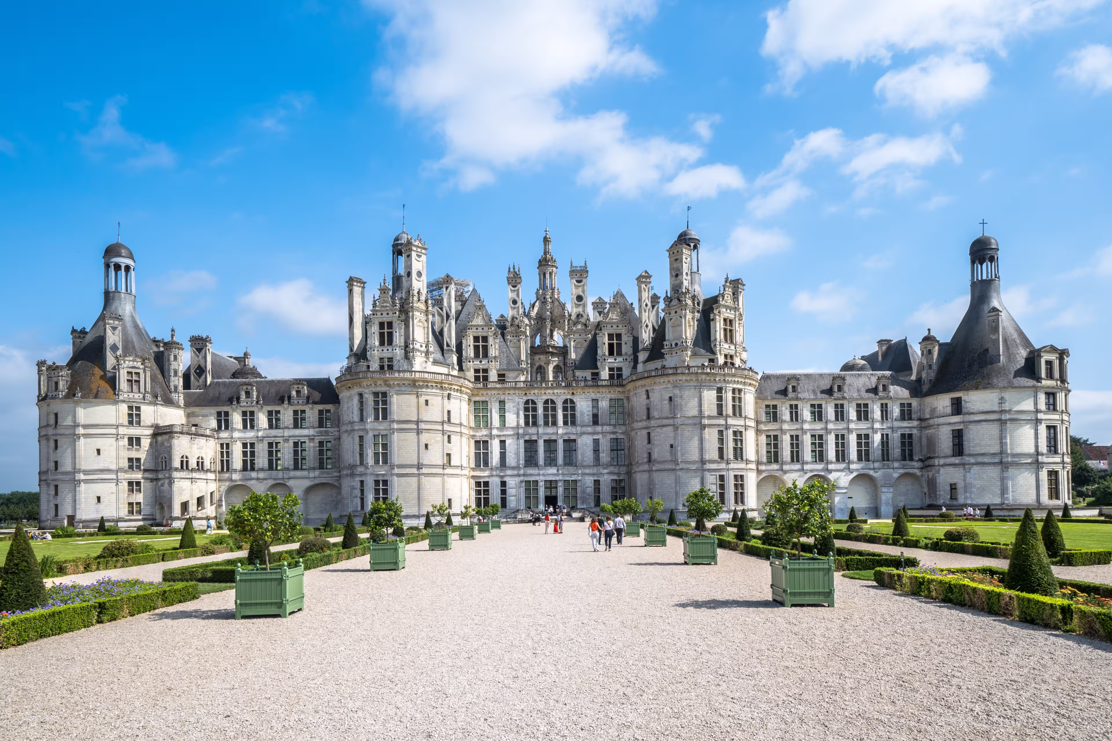 Famous medieval castle Ch창teau de Chambord, France