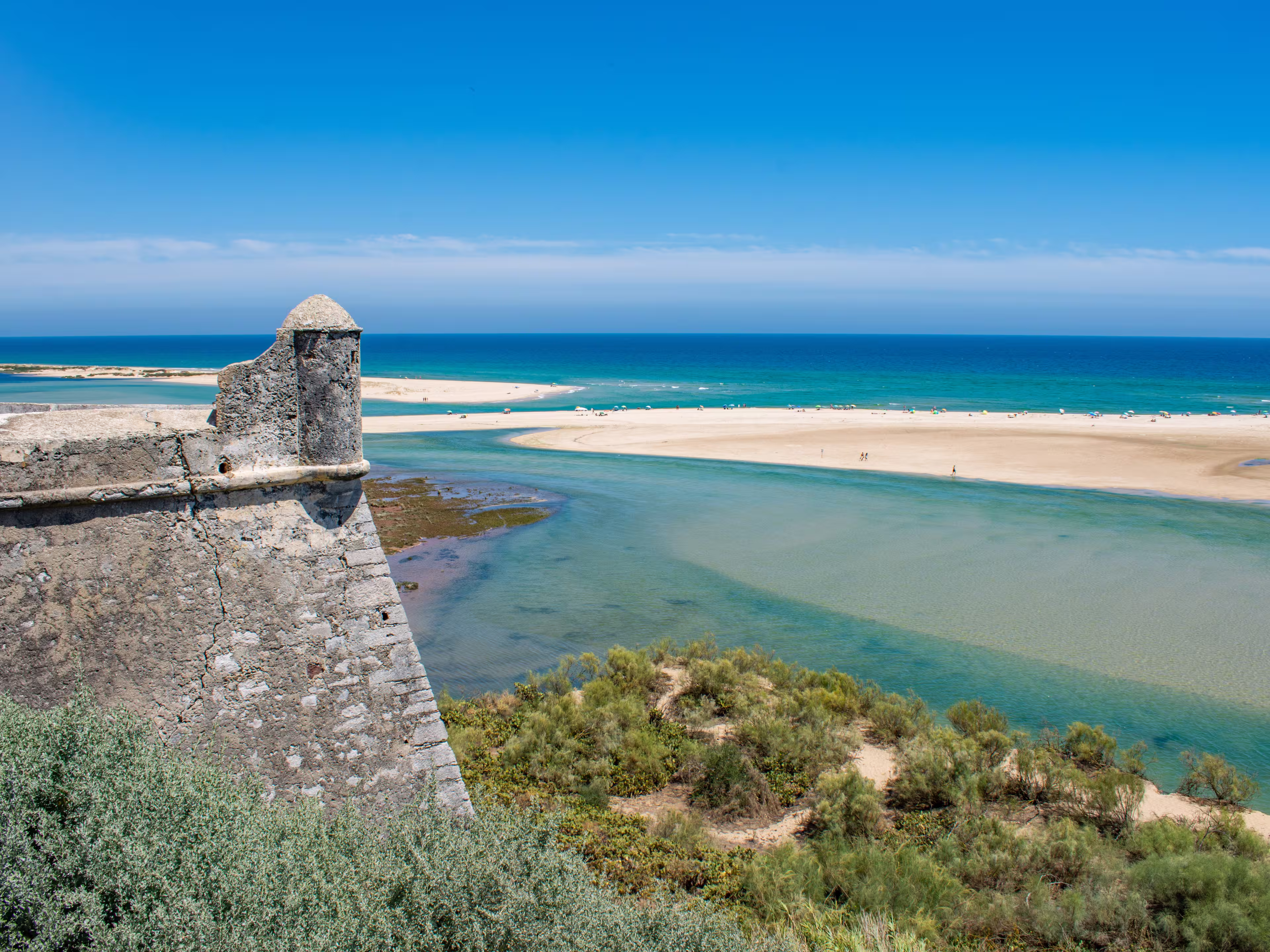Blick auf die portugiesische Küste von Cacela Velha