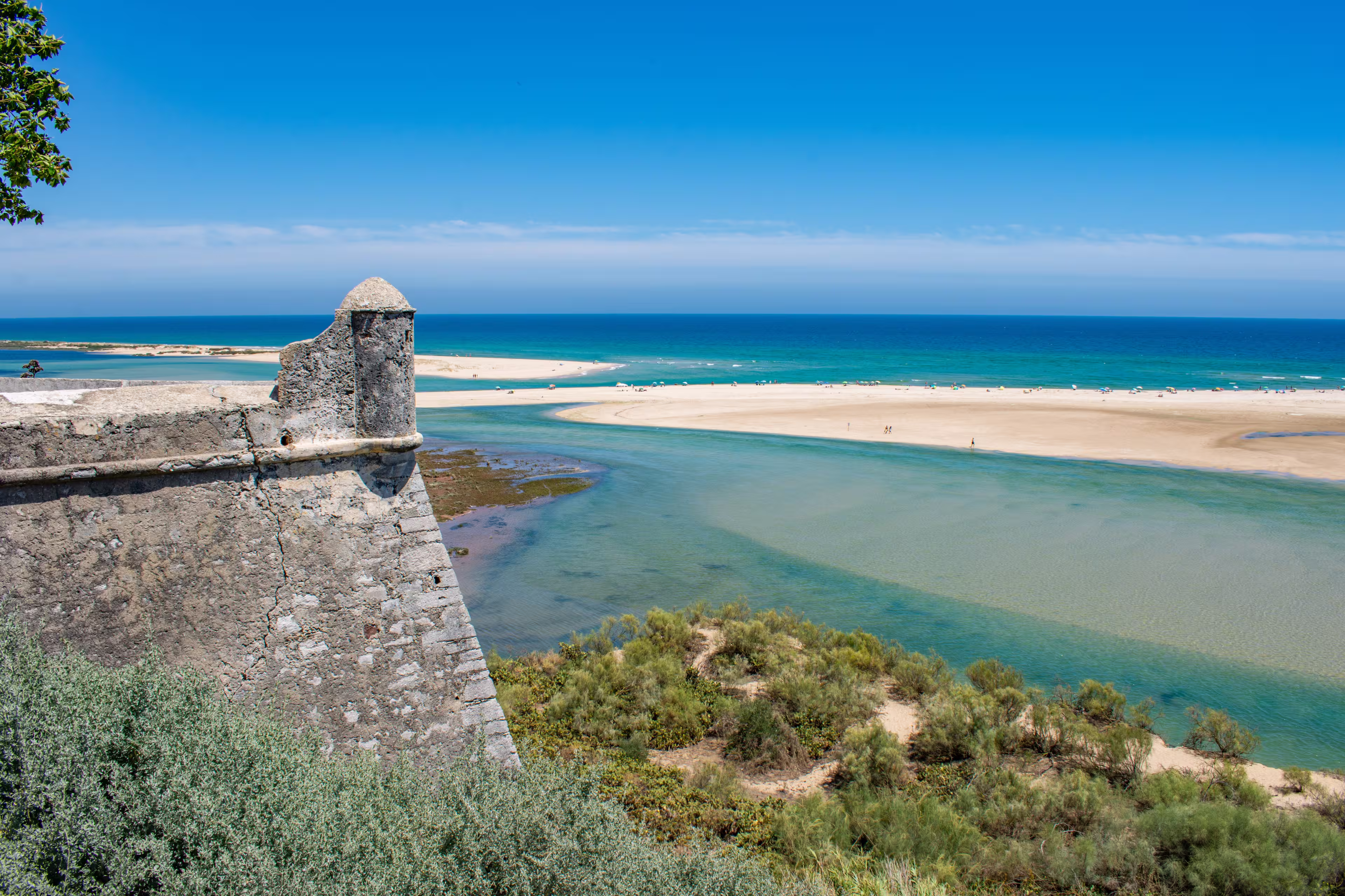 Blick auf die portugiesische Küste von Cacela Velha