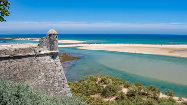 Blick auf die portugiesische Küste von Cacela Velha