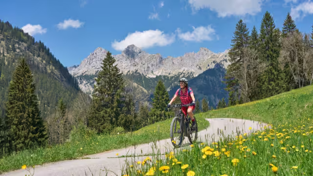 Fahrradfahrerin in Tirol