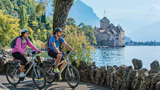 Velofahrer auf der Rhoneroute beim Schloss Chillon VD© Foto: Christof Sonderegger
Velofahrer auf der Rhoneroute beim Schloss Chillon VD

© Foto: Christof Sonderegger