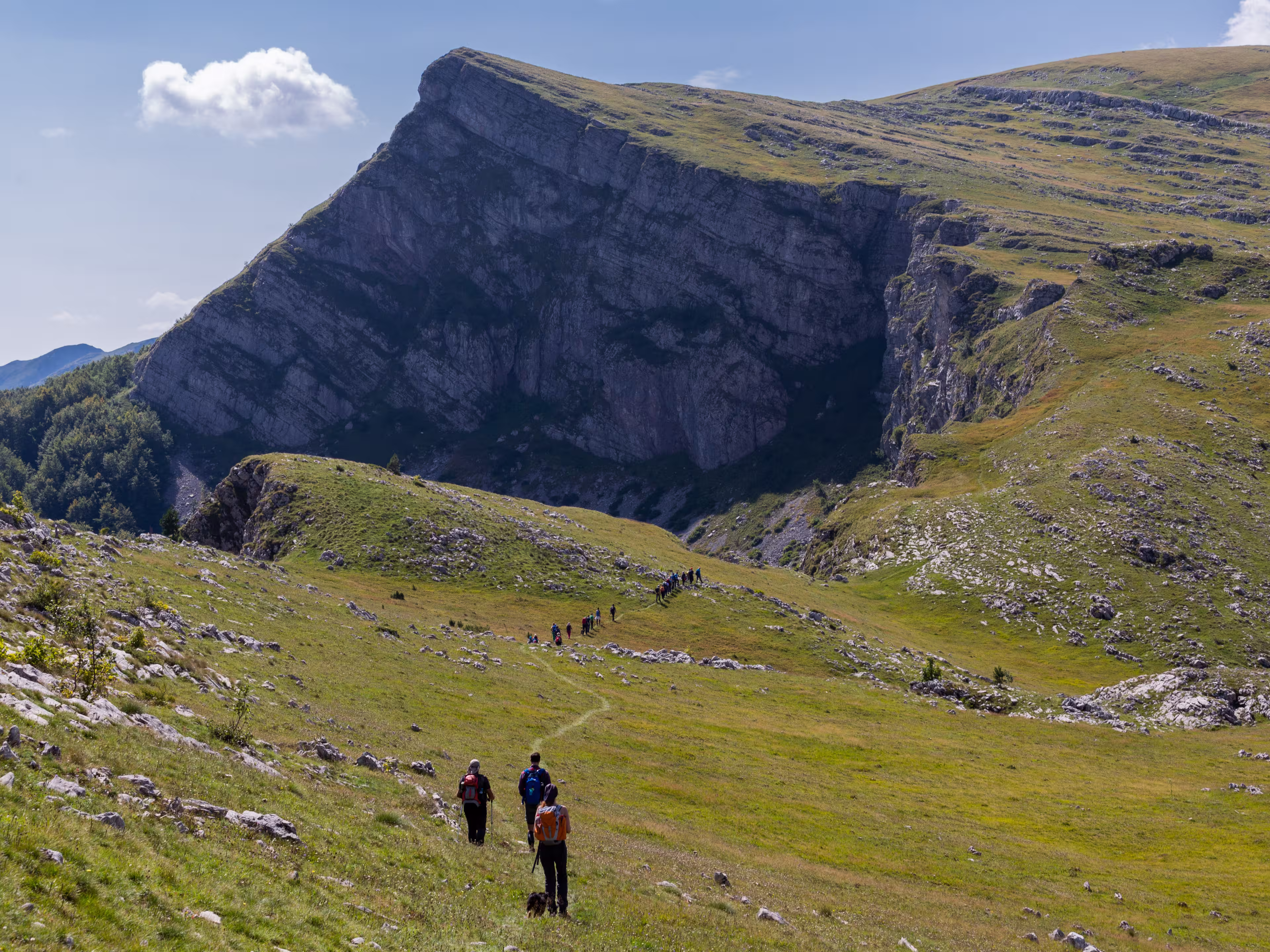 Wanderer auf dem Weg nach Lukomir, einem Bergdorf in Bosnien
