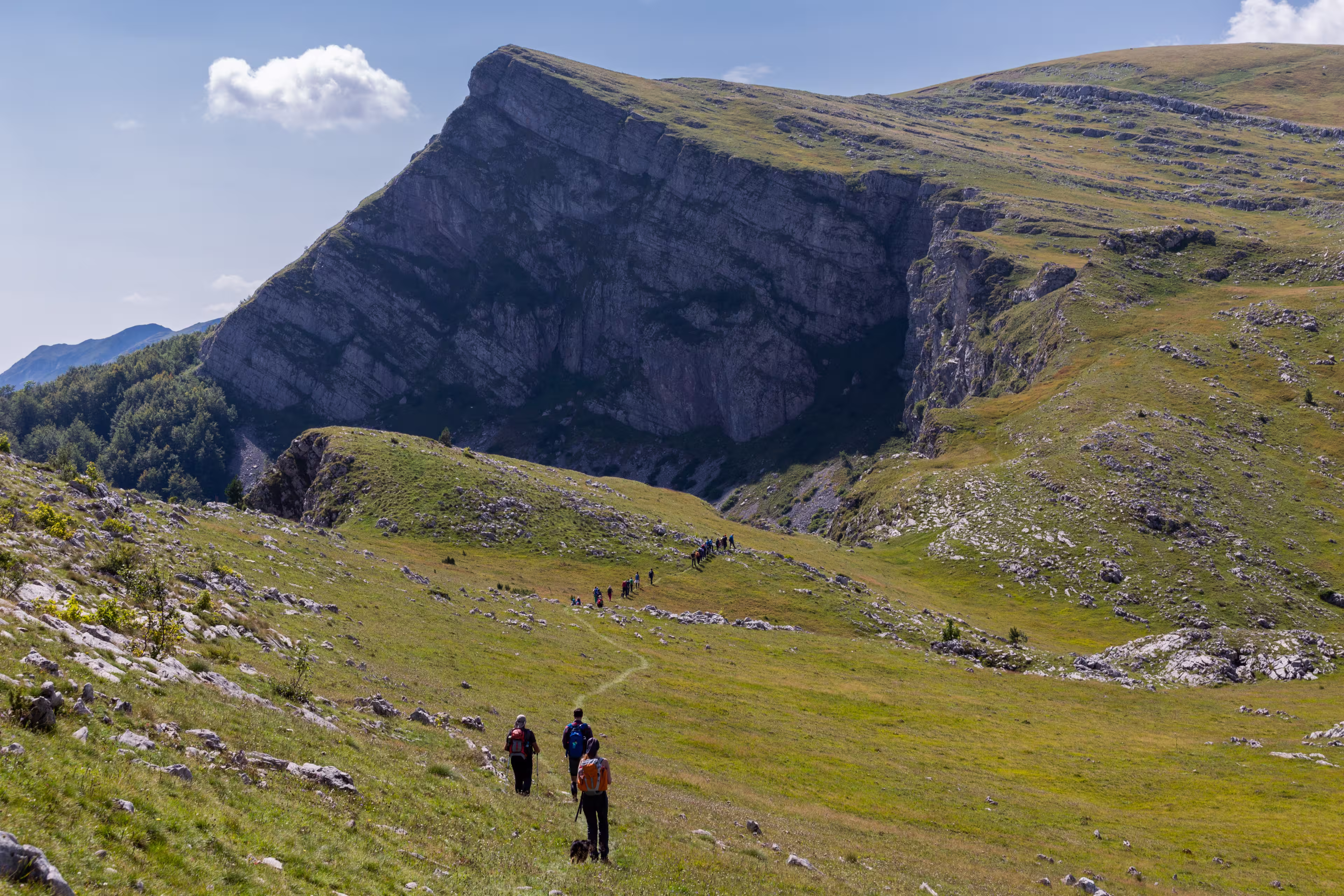 Wanderer auf dem Weg nach Lukomir, einem Bergdorf in Bosnien