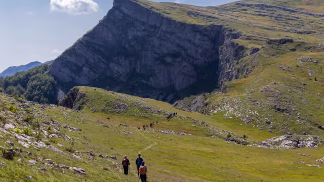 Wanderer auf dem Weg nach Lukomir, einem Bergdorf in Bosnien