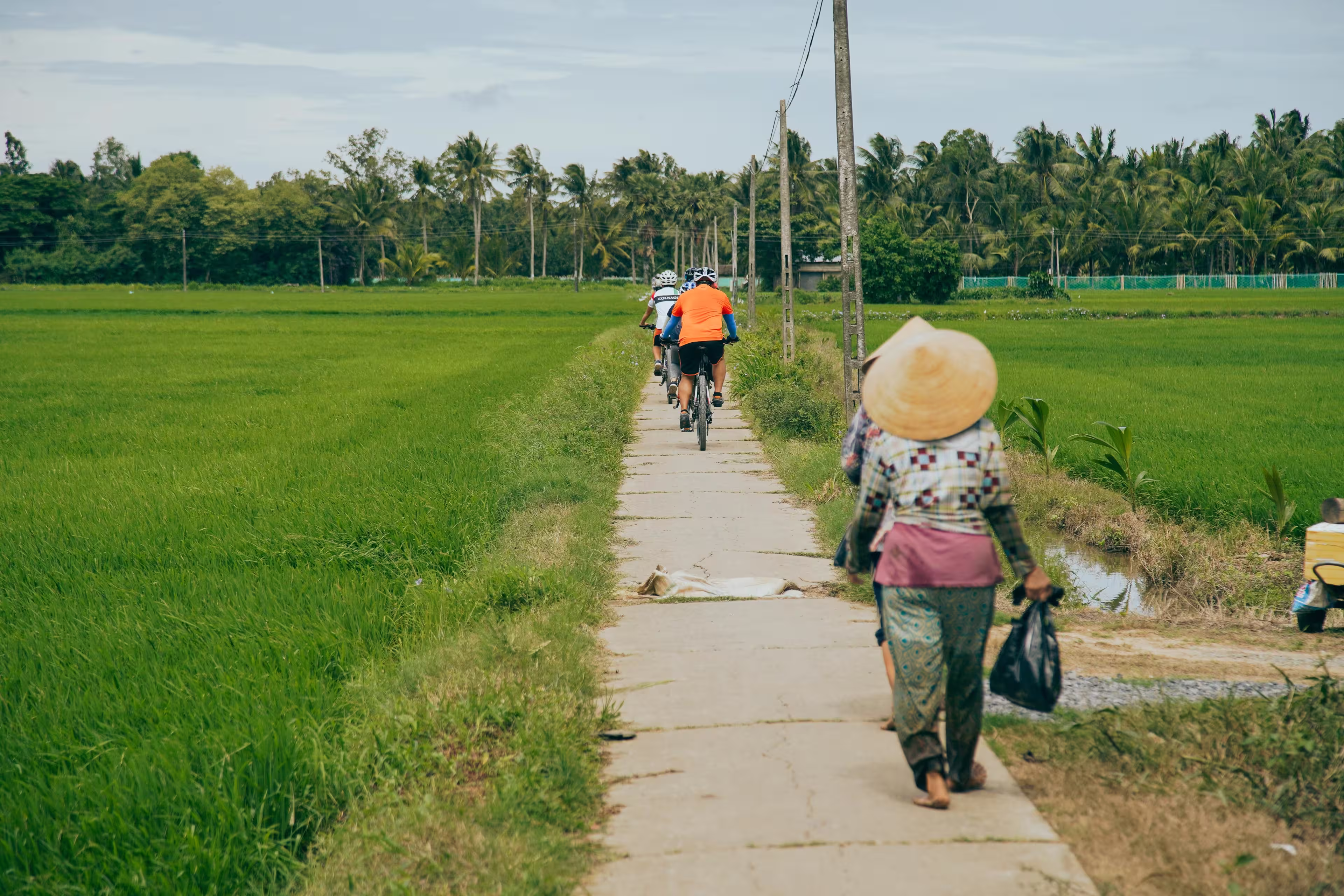 Spaziergänger und Radfahrer in Vietnam