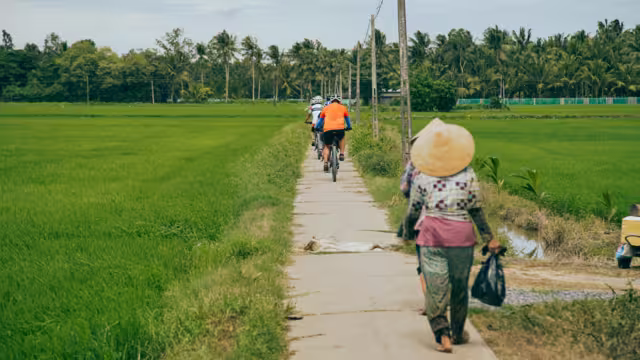Spaziergänger und Radfahrer in Vietnam