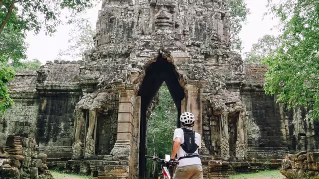 Radfahrer von einem Tempel in Angbor