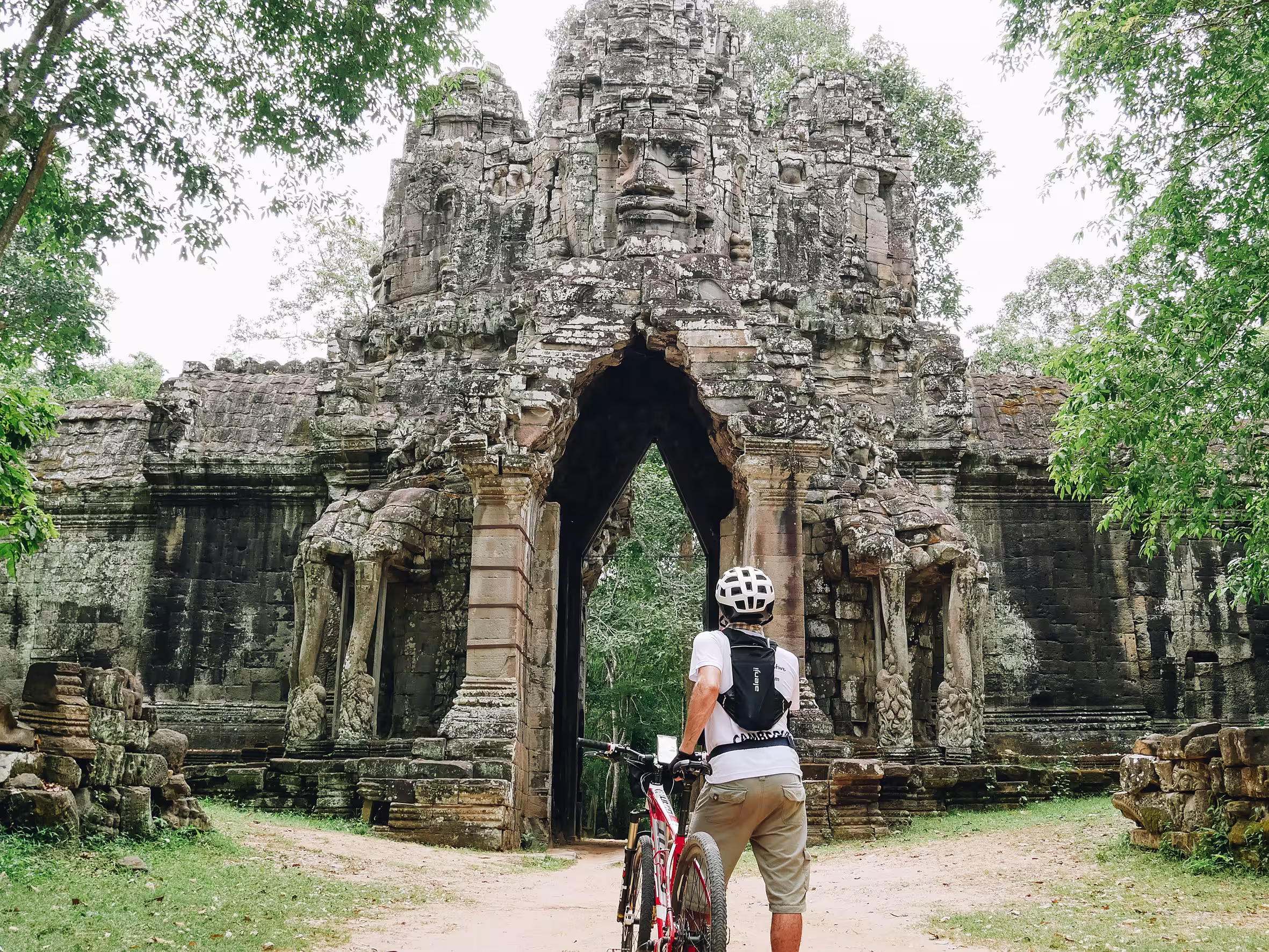 Radfahrer von einem Tempel in Angbor