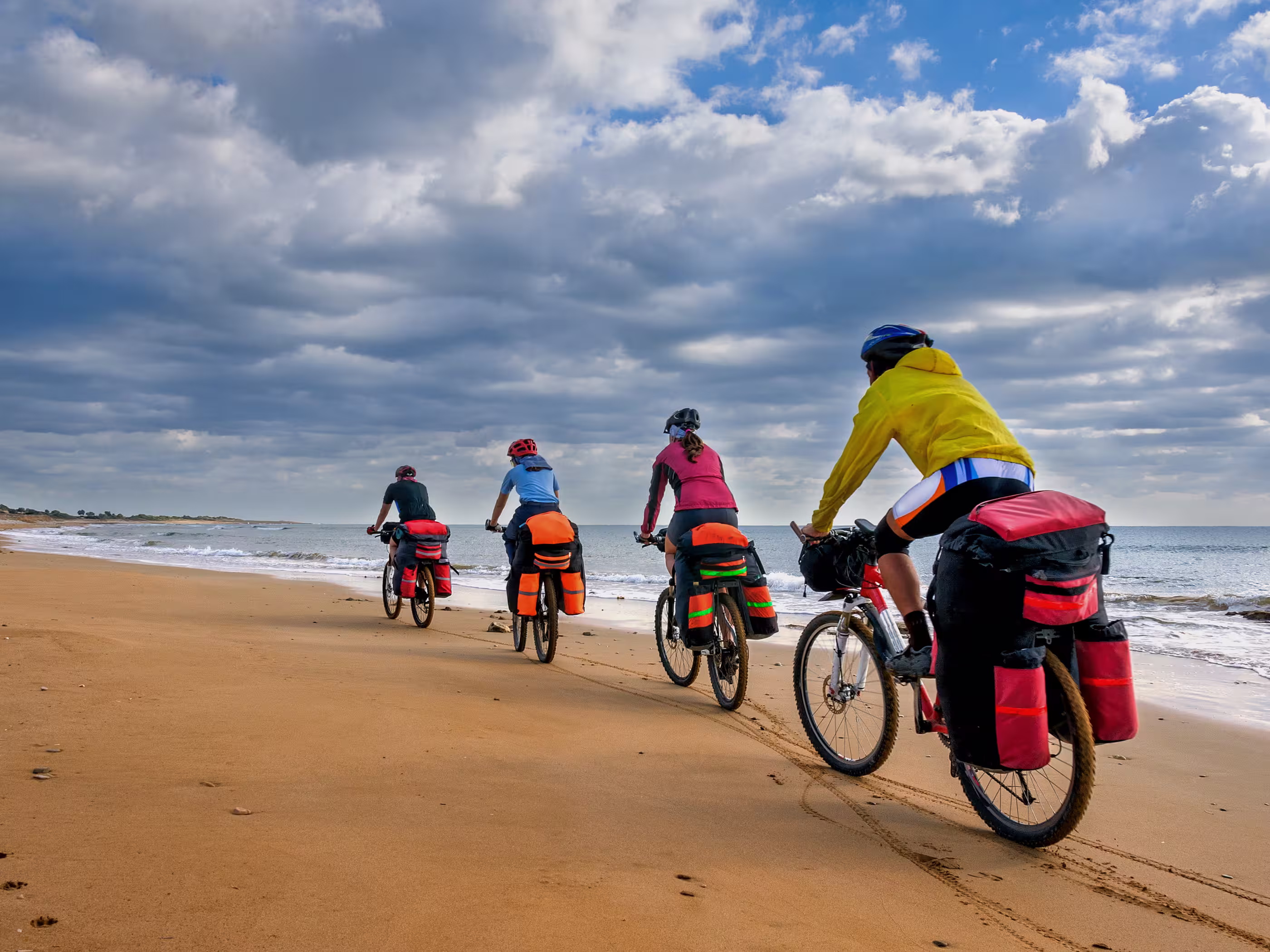 Fahrradfahrer am Strand in Zypern