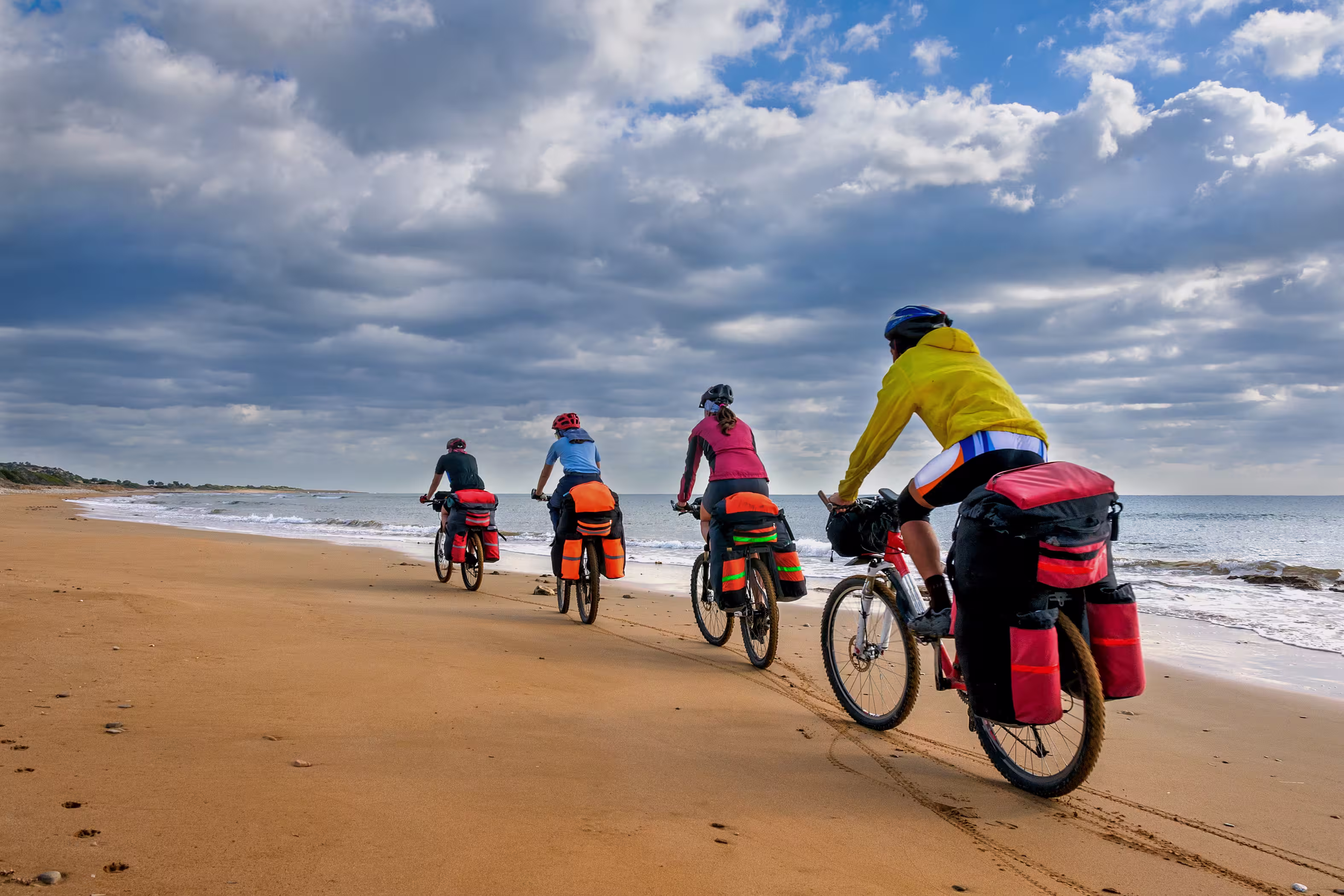 Fahrradfahrer am Strand in Zypern
