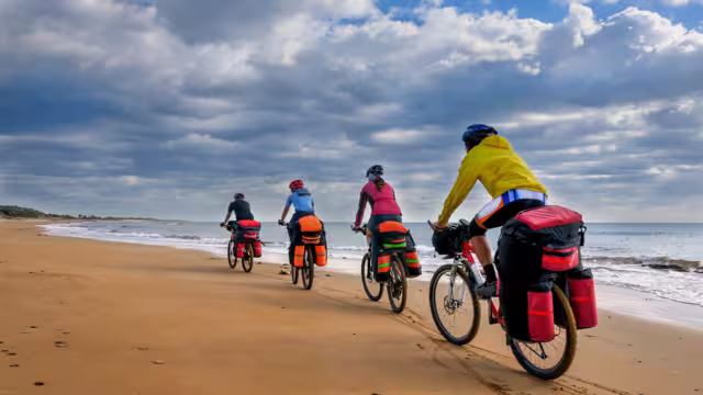 Fahrradfahrer am Strand in Zypern