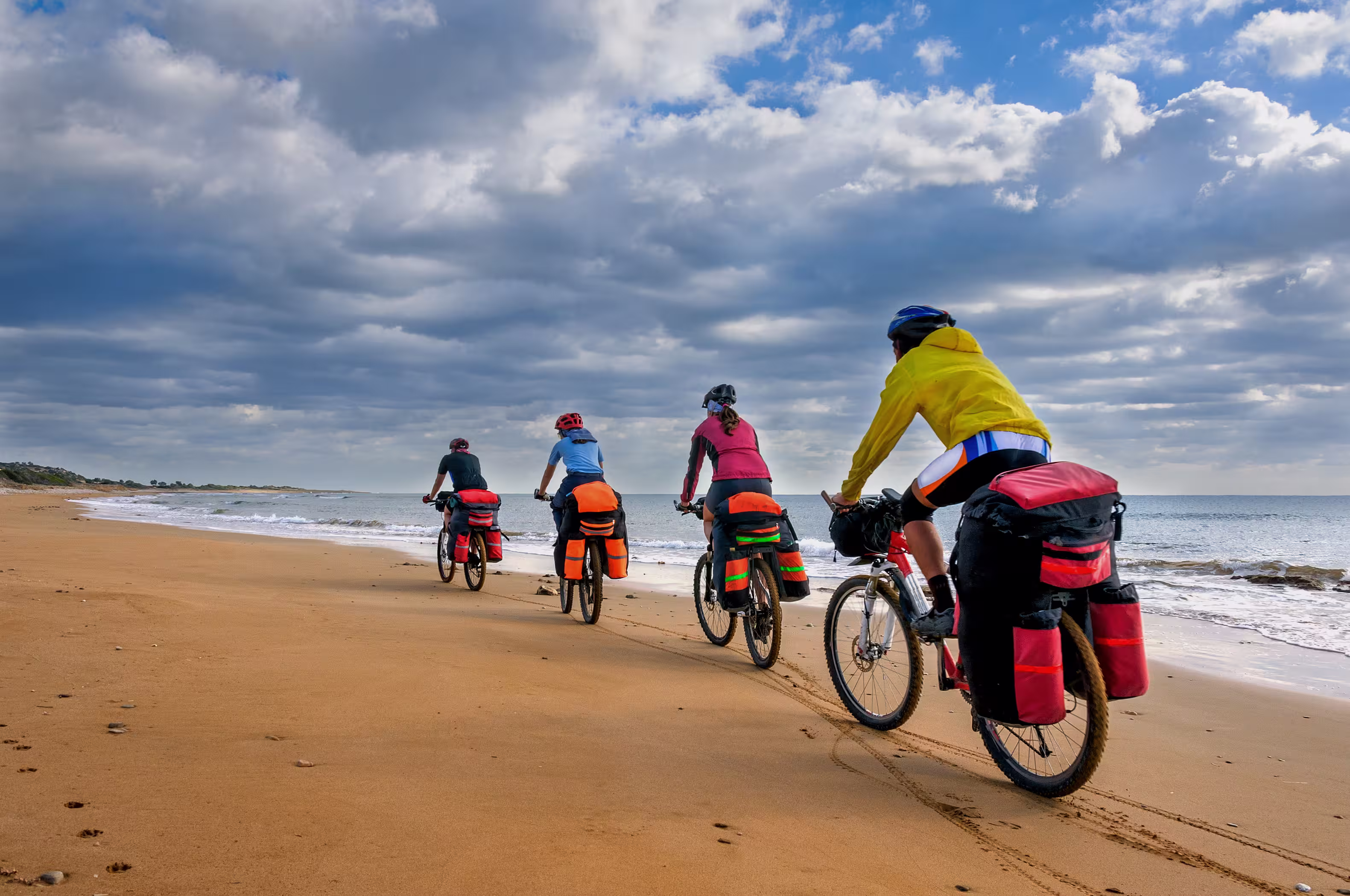 Fahrradfahrer am Strand in Zypern
