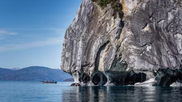 Vista de las cuevas de Mármol desde la distancia. En el lago General Carrera, Chile.
