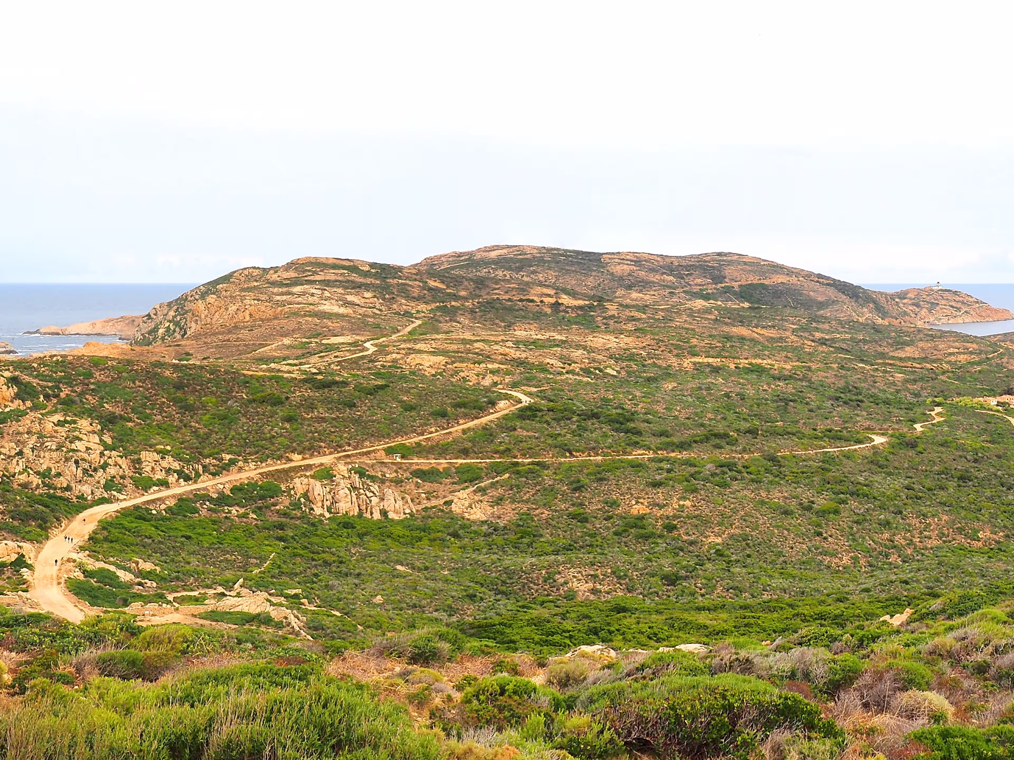 Alga Beach in Calvi (Corsica) is nestled in the peaceful Gulf of Revellata. To reach this hidden gem, the most beautiful route is a path that will take you through breathtaking landscapes