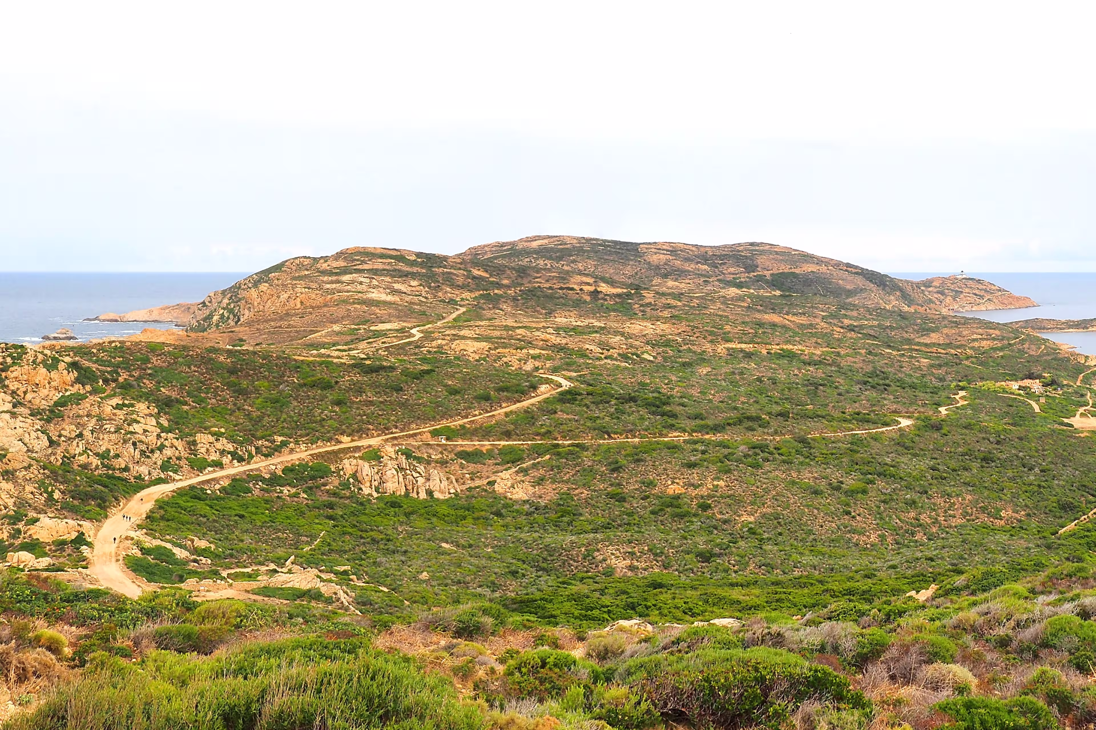 Alga Beach in Calvi (Corsica) is nestled in the peaceful Gulf of Revellata. To reach this hidden gem, the most beautiful route is a path that will take you through breathtaking landscapes